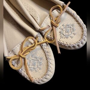 Minnetonka Women's Tan Moccasins with Bow Detail
